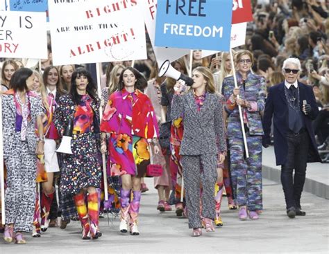 chanel sfilata supermercato|Chanel: le sfilate più iconiche della Maison di Mademoiselle.